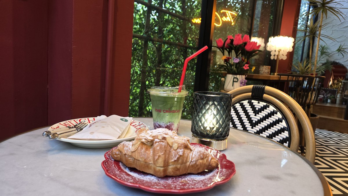 Pploy_palaloy's tweet photo. ครัวซองแอลม่อนร้านพี่เป๊กอร่อยมากกกก
ข้างนอกฟิลกรอบๆ ข้างในคือนุ่มมม ฟินนน
อร่อยยย หวานแบบละมุนนนน พูดแล้วก็อยากไปทานอีกแล้วววว
#TheCrimson
#TheCrimsonbkk
@peckpalit
#เป๊กผลิตโชค
#peckpalitchoke https://t.co/n8e6g0aCAV