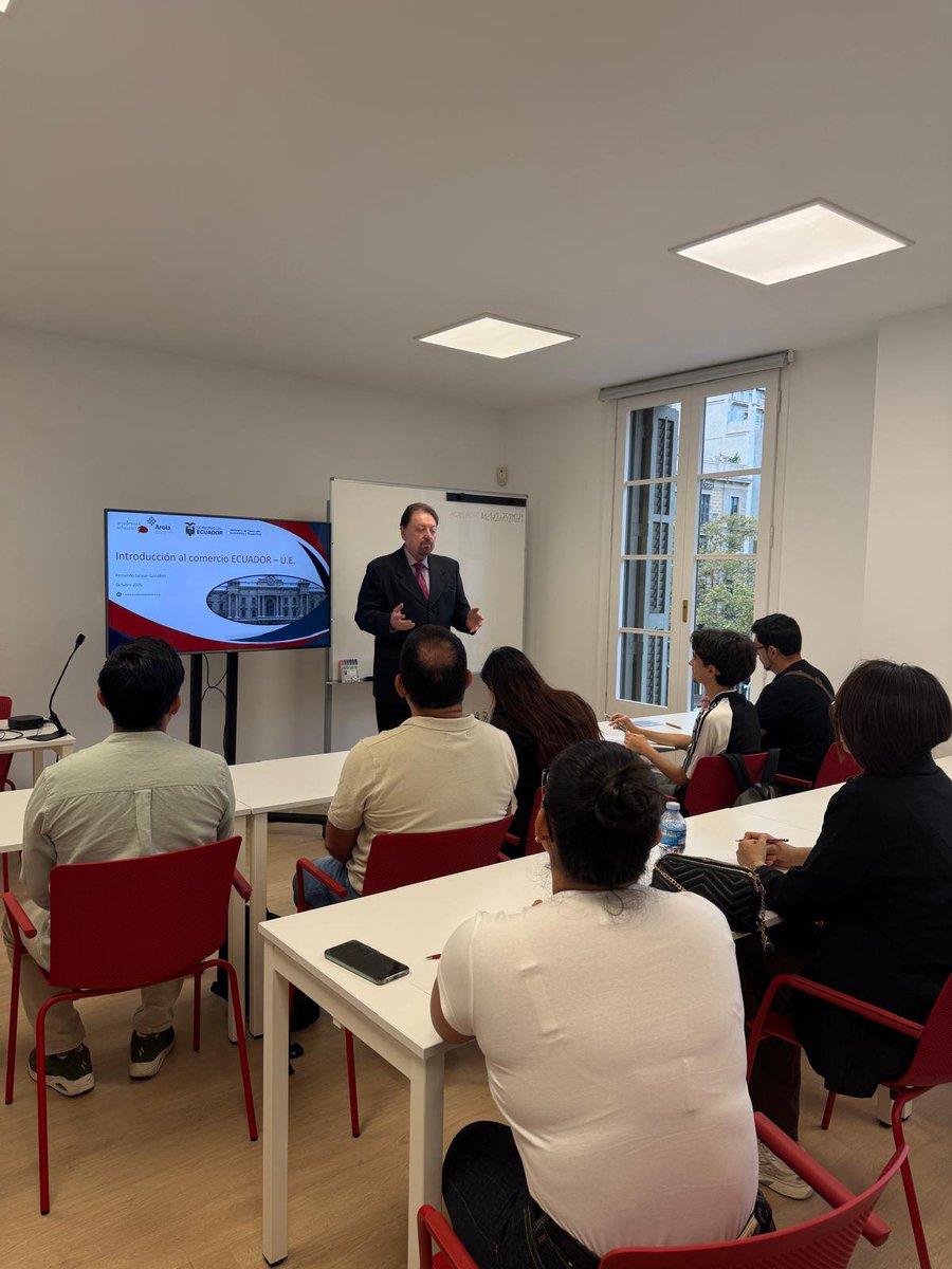 CECUbarcelona's tweet photo. 🇪🇨🤝🇪🇸 ¡Éxito de la primera sesión del Proyecto Ecuador en Barcelona! Con 145 participantes, impulsamos la capacitación en comercio exterior y la internacionalización del emprendimiento ecuatoriano. 
#ProyectoEcuador #PROECUADOR https://t.co/zs9fINSGel