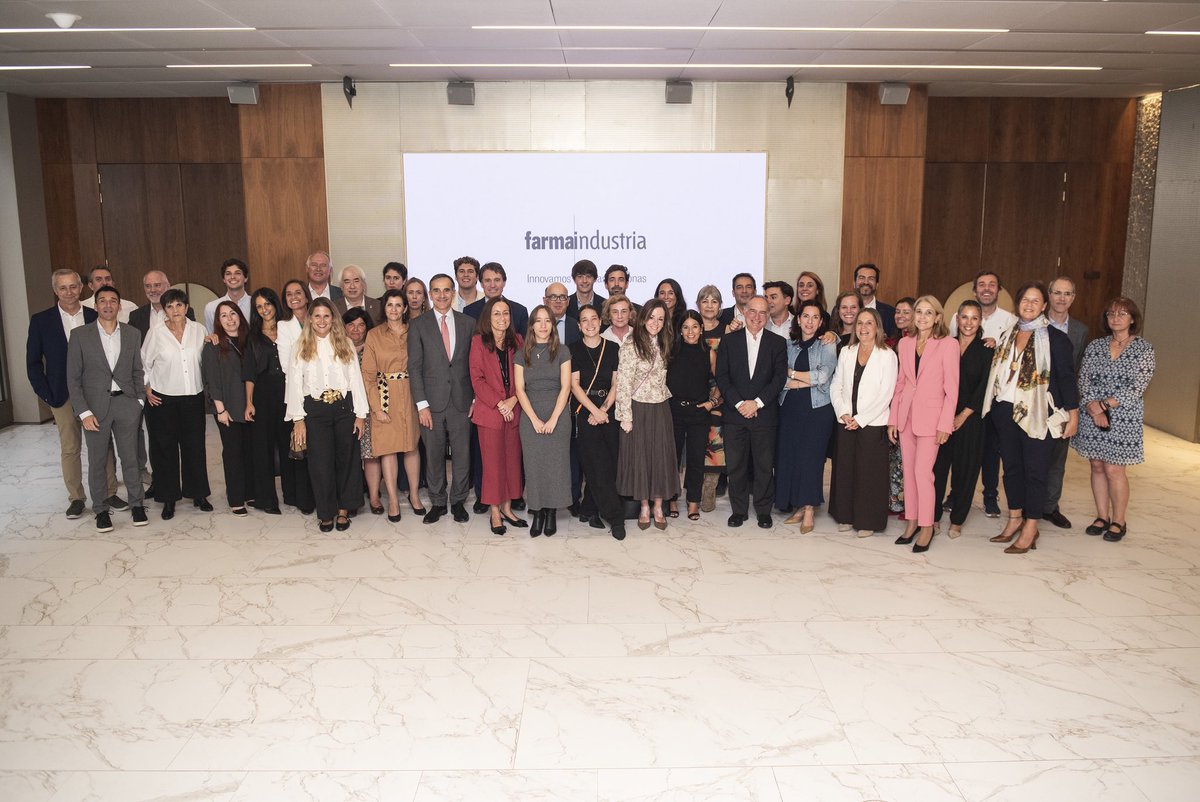 Farmaindustria's tweet photo. Ayer, en la Asamblea General Ordinaria de Farmaindustria, despedimos a la que ha sido nuestra presidenta los últimos dos años, Fina Lladós Canela.

Dos años de trabajo en los que Fina nos ha dejado un gran trabajo, pero sobre todo una impronta personal inolvidable. Como ella misma nos dijo ayer en su discurso, vino con tres principios: talante constructivo, determinación y colaboración abierta. Dos años después, podemos decir que ha cumplido con creces. Ha conseguido que la cooperación y la confianza sean un sello de Farmaindustria dentro y fuera de la casa.

Gracias por todo ello, Fina. Porque has sabido hacerlo, como tú decías, con tanta firmeza como empatía. Ha sido un orgullo contar contigo para representar a Farmaindustria. La despedida no conlleva tristeza porque sabemos que desde la vicepresidencia de la Asociación vas a estar muy cerca. 💙