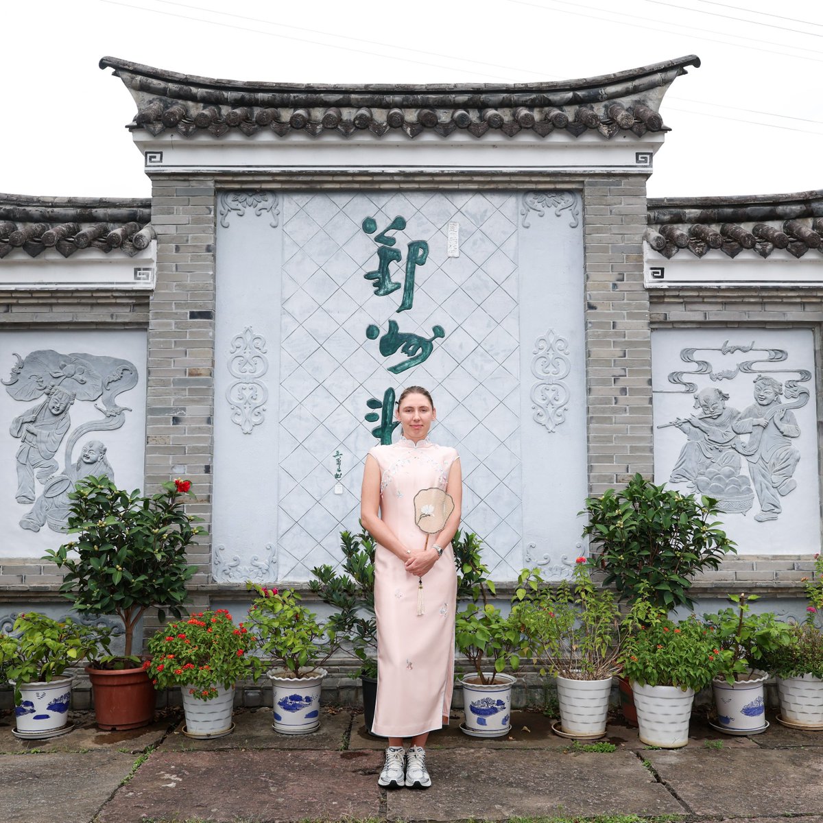 WowNingbo's tweet photo. Last year’s runner-up at the #NingboOpen, Ekaterina Alexandrova, is back! Before the matches, she explored Xijiang Ancient Village, tried on a qipao and made her own dough figurine. The WTA main draw kicks off on Oct 19. Can she go one better this time?
📍Xijiang Ancient Village, Yinzhou District, Ningbo
@wtaningboopen @WTA 

#WowNingbo #tennis #wta #NingboOpen #wta500 #qipao #EkaterinaAlexandrova