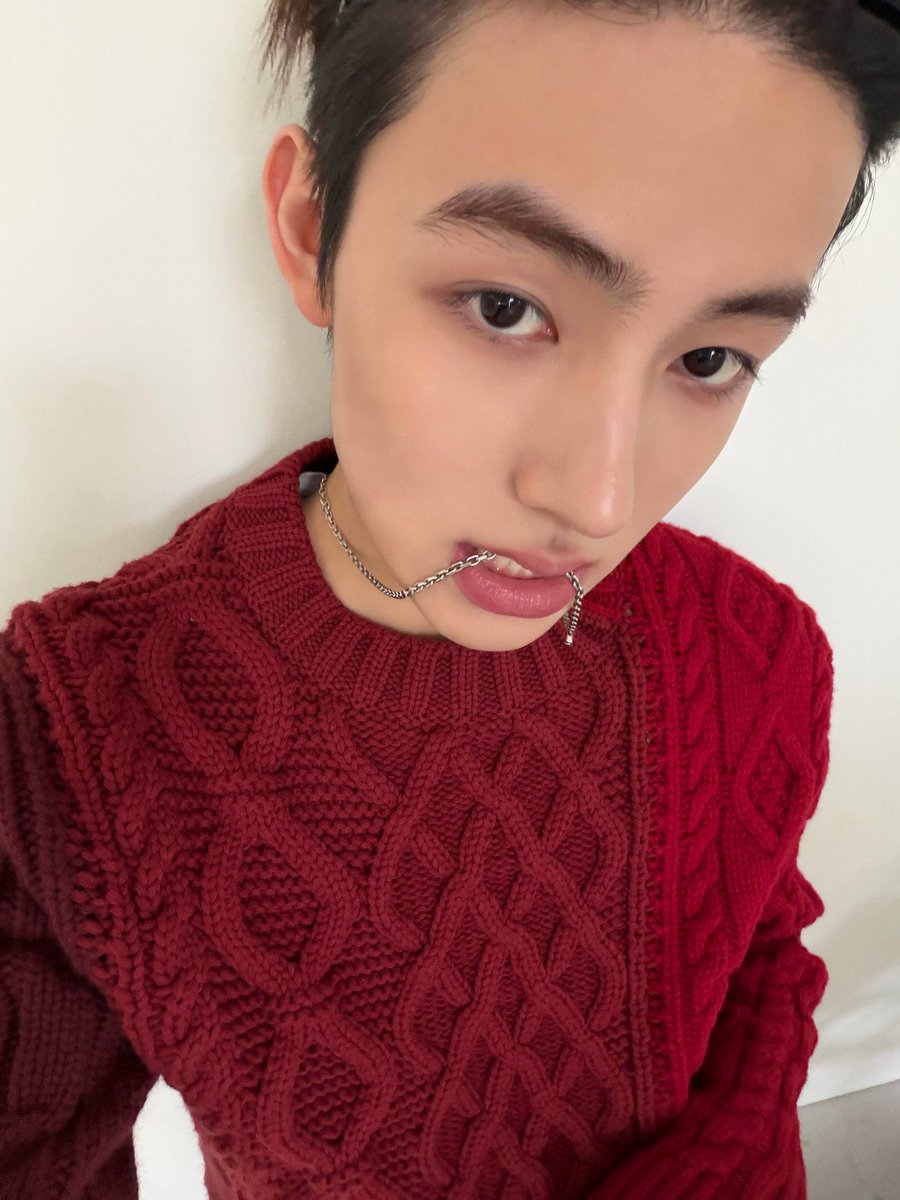 jjukeons's tweet photo. otherworldly selfie game omfg he’s too good at this https://t.co/UmogB1PFMx