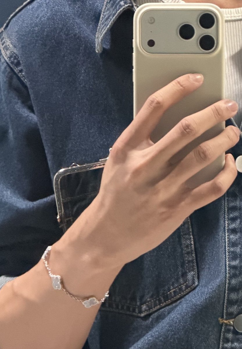 berrymixxiw's tweet photo. i cannot focus at anything else except  how hot his hands are 🚶‍♂️ https://t.co/wGksecjepi