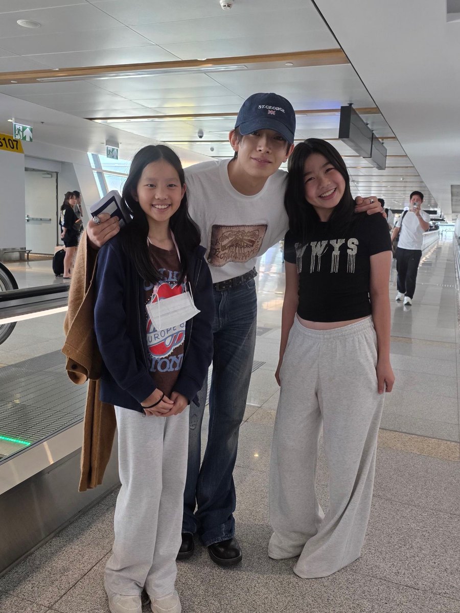 EVAN01ACE's tweet photo. THIS IS SOO CUTE AAAA I’M SO HAPPY FOR THEM, THEY GOT TO MEET HEESEUNG 😭😭

heeseung is so sweet, taking the time to take pictures with little evers! he’s truly such a kind person!! 😣🫶🏻 https://t.co/bP7CiQu0kd