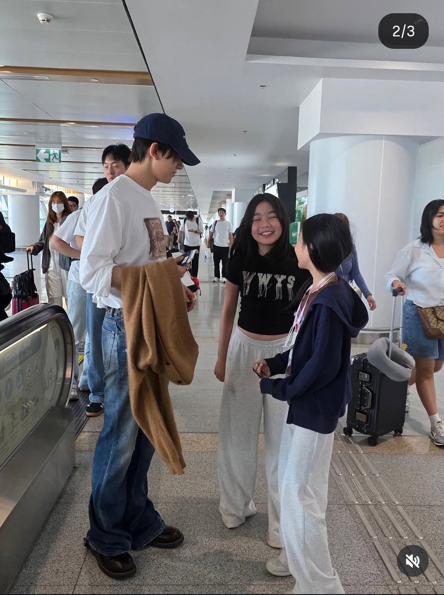 cupcakeheee's tweet photo. AWWW Heeseung took pictures with little evers in thailand 😭🥹💗💗 

you can tell that he adores kids sm ☹️ https://t.co/iBxUh0razV