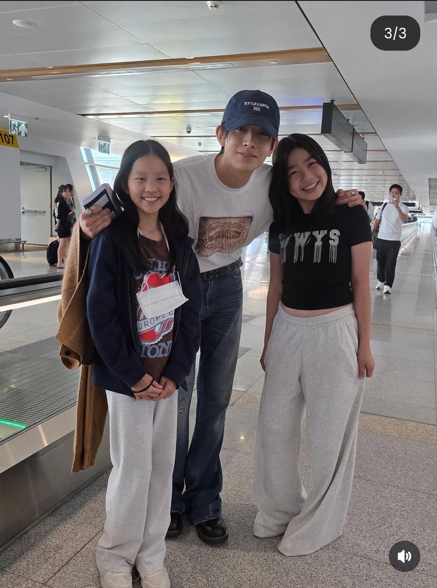 cupcakeheee's tweet photo. AWWW Heeseung took pictures with little evers in thailand 😭🥹💗💗 

you can tell that he adores kids sm ☹️ https://t.co/iBxUh0razV