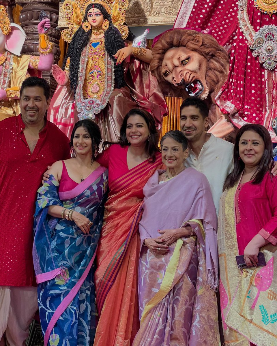 TheDailyJagran's tweet photo. #InPics | Actress Kajol offered fans a heartwarming look into the Mukerji family’s traditional Durga Puja celebrations in Mumbai. Taking to social media, she shared pictures featuring her mother Tanuja, sister Tanishaa Mukerji, and cousin Ayan Mukerji.
#Kajol #TanishaaMukerji #Celebrity #DurgaPuja2026 #Mumbai #FestiveVibes