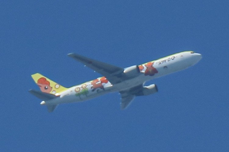si_ma_zu's tweet photo. カメラ熱上がりすぎて家から見える羽田を離陸した飛行機を撮ったりしてる今日この頃🥹持ってるレンズの最大望遠でも撮るレベルの距離じゃないけど…
そしてこのロコンジェット東京北海道路線らしくてこれ乗って北海道行きたいなぁと思ったり🥹 https://t.co/XvIU3sh9N7