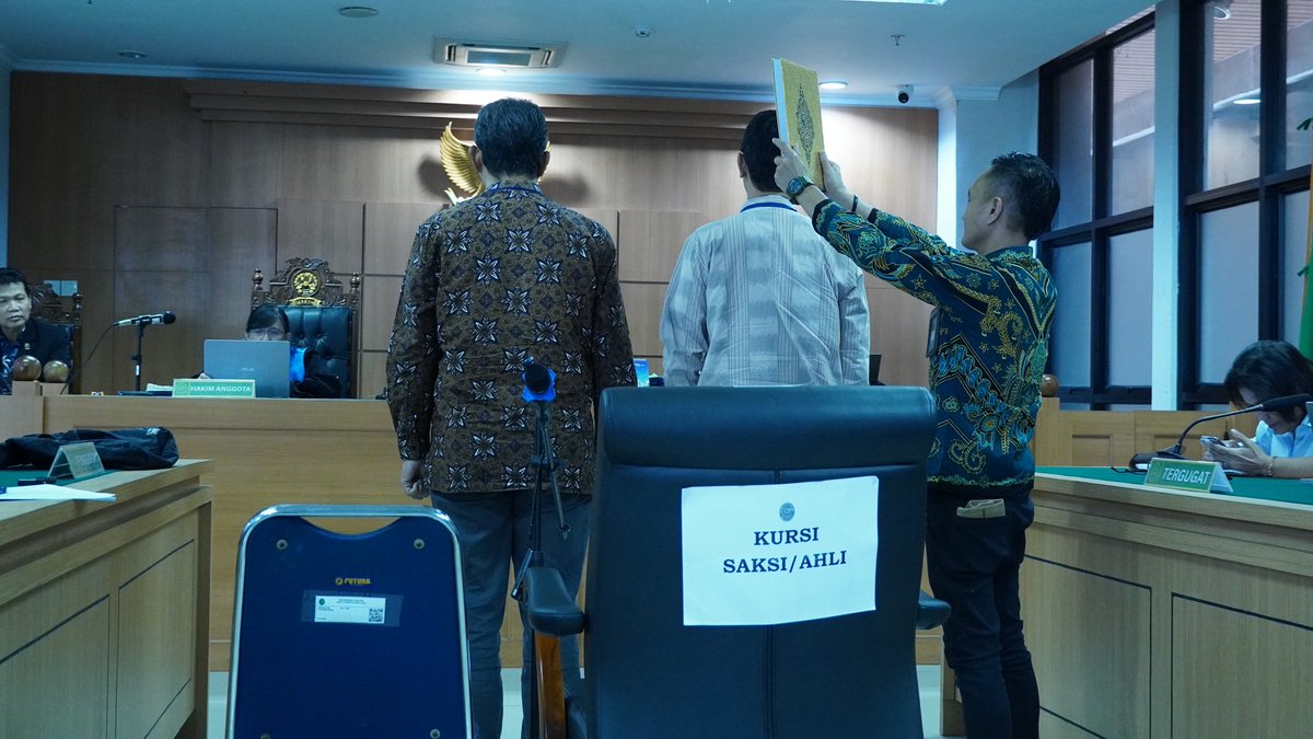 YLBHI's tweet photo. Siaran Pers

Prabowo Subianto Digugat Karena Enggan Menetapkan Banjir Sumatera Sebagai Bencana Nasional
Dua Ahli Bongkar Kewajiban Hukum dan HAM Pemerintah atas Banjir Sumatera

Jakarta, 15 Oktober 2026 - Warga Sumatera menggugat Presiden Prabowo Subianto karena enggan menetapkan bencana banjir Sumatera tahun 2025 sebagai Bencana Nasional. Gugatan ini diwakili oleh tim kuasa hukum dari Tim Advokasi Keadilan untuk Sumatera dengan nomor perkara  167/G/LH/2026 di PTUN Jakarta. Pada 15 Oktober, agenda sidang lanjutan Gugatan Warga Negara (Citizen Lawsuit / CLS) adalah mendengar keterangan ahli dari pihak penggugat yakni Richo Andi Wibowo S.H., LL.M., Ph.D. dan Prof. Dr. R. Herlambang Perdana Wiratraman, S.H., M.A.

Richo Andi Wibowo dalam keterangannya di hadapan Majelis Hakim menegaskan bahwa sikap Pemerintah Pusat/Presiden RI yang tidak kunjung menetapkan banjir Sumatera sebagai bencana nasional adalah bentuk perbuatan melawan hukum berupa pengabaian.

Herlambang P. Wiratraman dalam keterangannya menempatkan penanganan bencana dalam kerangka HAM. Dalam pandangannya, setiap orang memiliki hak untuk memperoleh perlindungan dari bencana, menerima bantuan secara adil, dan berpartisipasi dalam perencanaan keselamatan serta pemulihan masyarakat.

Sementara itu, M. Afif Abdul Qoyim dari YLBHI selaku kuasa hukum menyoroti persoalan anggaran dalam penanganan banjir Sumatra ini baik pada pra bencana, tanggap darurat ataupun pascabencana. 

Baca siaran pers kami dalam tautan berikut: https://t.co/hYmkaKIXkW