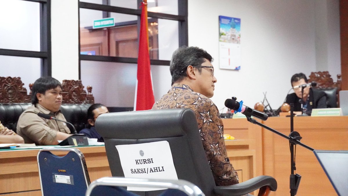 YLBHI's tweet photo. Siaran Pers

Prabowo Subianto Digugat Karena Enggan Menetapkan Banjir Sumatera Sebagai Bencana Nasional
Dua Ahli Bongkar Kewajiban Hukum dan HAM Pemerintah atas Banjir Sumatera

Jakarta, 15 Oktober 2026 - Warga Sumatera menggugat Presiden Prabowo Subianto karena enggan menetapkan bencana banjir Sumatera tahun 2025 sebagai Bencana Nasional. Gugatan ini diwakili oleh tim kuasa hukum dari Tim Advokasi Keadilan untuk Sumatera dengan nomor perkara  167/G/LH/2026 di PTUN Jakarta. Pada 15 Oktober, agenda sidang lanjutan Gugatan Warga Negara (Citizen Lawsuit / CLS) adalah mendengar keterangan ahli dari pihak penggugat yakni Richo Andi Wibowo S.H., LL.M., Ph.D. dan Prof. Dr. R. Herlambang Perdana Wiratraman, S.H., M.A.

Richo Andi Wibowo dalam keterangannya di hadapan Majelis Hakim menegaskan bahwa sikap Pemerintah Pusat/Presiden RI yang tidak kunjung menetapkan banjir Sumatera sebagai bencana nasional adalah bentuk perbuatan melawan hukum berupa pengabaian.

Herlambang P. Wiratraman dalam keterangannya menempatkan penanganan bencana dalam kerangka HAM. Dalam pandangannya, setiap orang memiliki hak untuk memperoleh perlindungan dari bencana, menerima bantuan secara adil, dan berpartisipasi dalam perencanaan keselamatan serta pemulihan masyarakat.

Sementara itu, M. Afif Abdul Qoyim dari YLBHI selaku kuasa hukum menyoroti persoalan anggaran dalam penanganan banjir Sumatra ini baik pada pra bencana, tanggap darurat ataupun pascabencana. 

Baca siaran pers kami dalam tautan berikut: https://t.co/hYmkaKIXkW