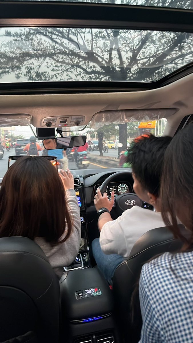 joanjozyu's tweet photo. otw outinggggg https://t.co/YYkrs1z64k
