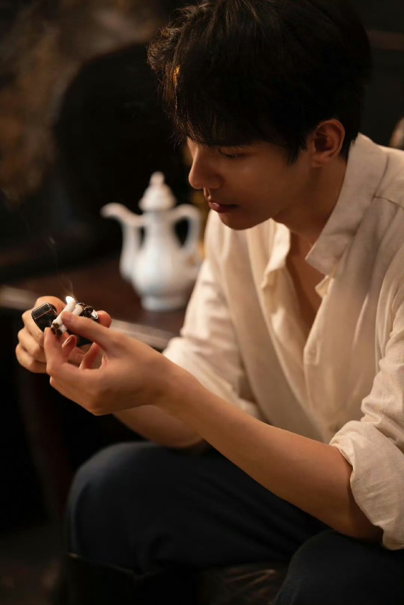622szszk's tweet photo. Some people may not like smokers but I do (even with all the second hand thing yes 🥲) and Xixi looks daaaaaaaamnnnnn cool here smoking up three cigarettes!!! 🚬 🚬🚬

#HeChangXi https://t.co/JBYYzJ0ny2