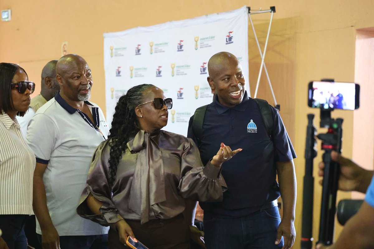 1Khosi_Meth's tweet photo. Leading the Labour Activation Programme (LAP) recruitment drive, aimed at connecting Umlazi, Dassenhoek, Chesterville and Inanda Bester communities in eThekwini with training and employment opportunities
#Yazini #ServicedeliveryZA #GovZAUpdates #LabourActivationProgramme @DmJomo https://t.co/h7Fu36wEgC