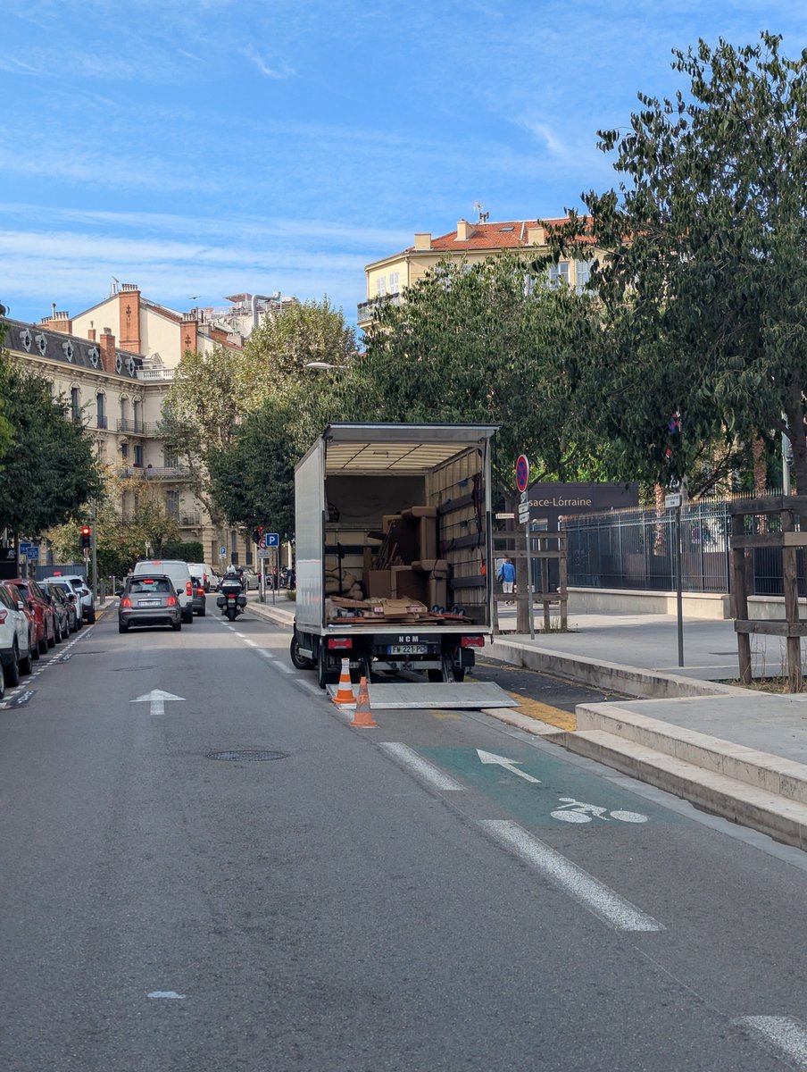 SecVelo's tweet photo. À #NiceVilleLaxiste je ne me fais pas chier et je laisse ma bagnole sur la bande cyclable. Je sais très bien que la Milice Municipale s'en fiche aussi de la sécurité des cyclistes et de faire respecter le code de la route aux chauffards. https://t.co/C0gTr9hPNB