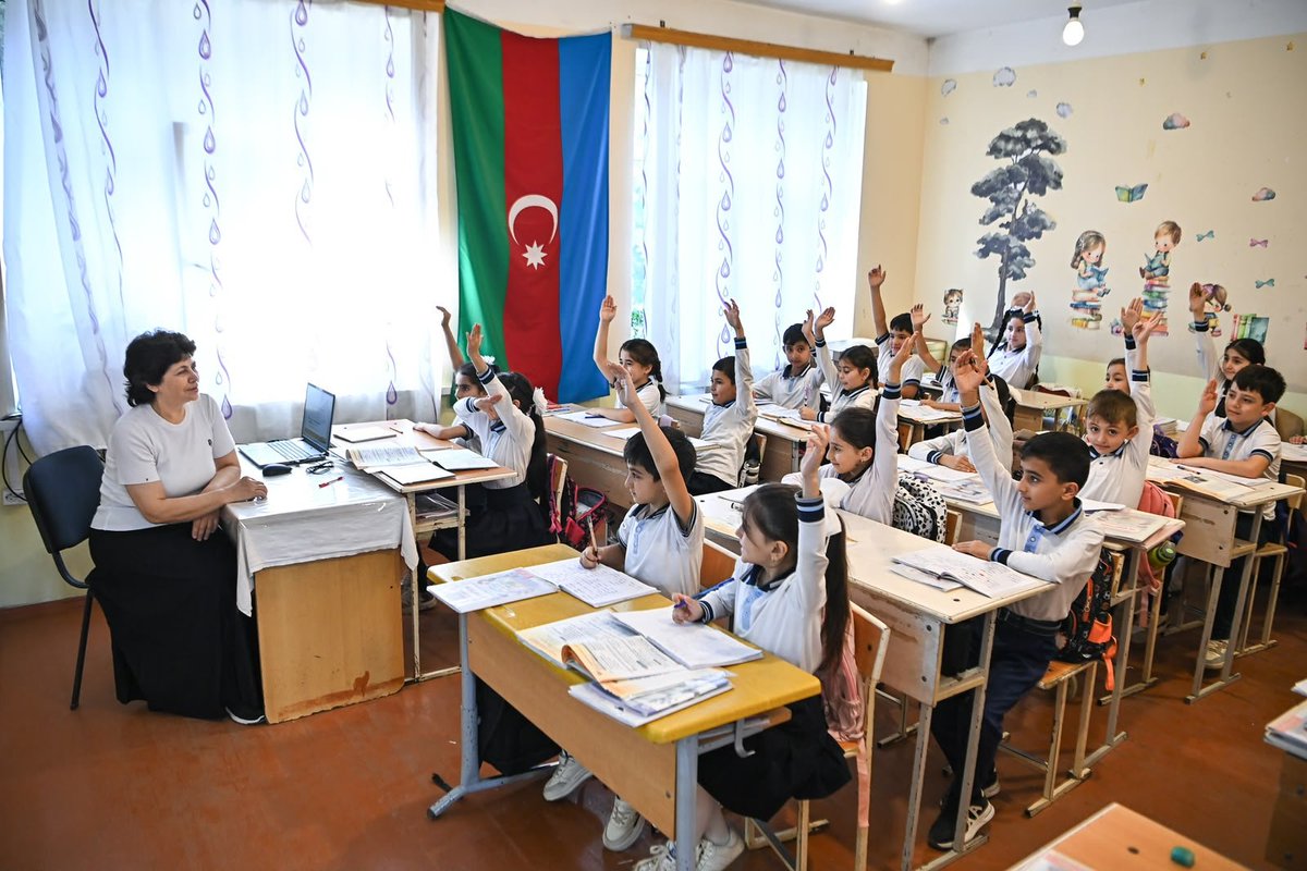 Ziya9k's tweet photo. Vahid forma, səliqəli görünüş və intizamlı davranış məktəblərimizdə təhsil mədəniyyətinin formalaşmasına xidmət edən mühüm amillərdəndir.

#Məktəblim #Azərbaycan https://t.co/V55Ji4rvW9