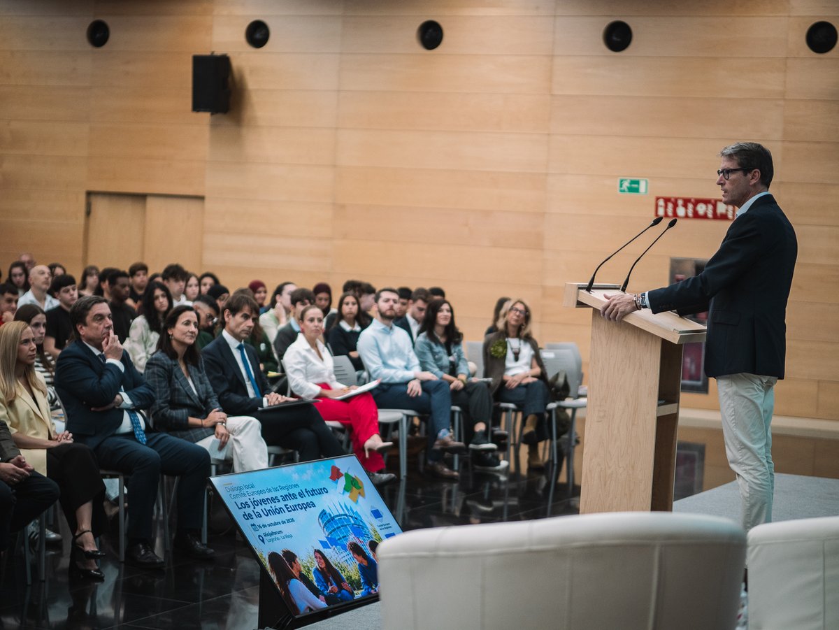 lariojaorg's tweet photo. 🇪🇺 El Gobierno de La Rioja y el Comité Europeo de las Regiones reúnen a 250 jóvenes para debatir sobre el futuro de la UE y las oportunidades que ofrece.

@CapellanGonzalo participa en la inauguración de este Diálogo local.

🖇️ Info: https://t.co/DUsKCrKZNu https://t.co/s7CNr8xPVD
