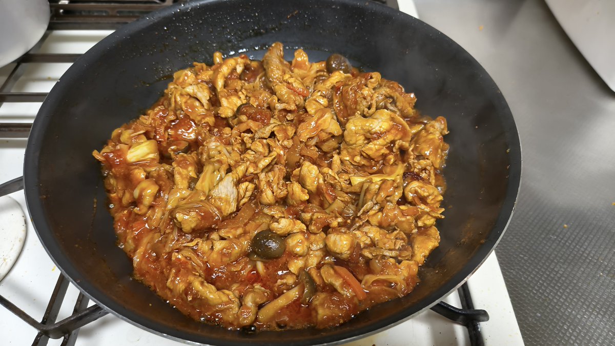 scarlet_empty's tweet photo. 豚もも肉のきのこトマト煮込み完成
包丁いらずで焼いて煮込むだけ
がっつり煮込んで汁気飛ばしておかず系に冷ましたら粉チーズとパセリまぶしてご飯と共にいただきます😋 https://t.co/j6dxiZdq0w