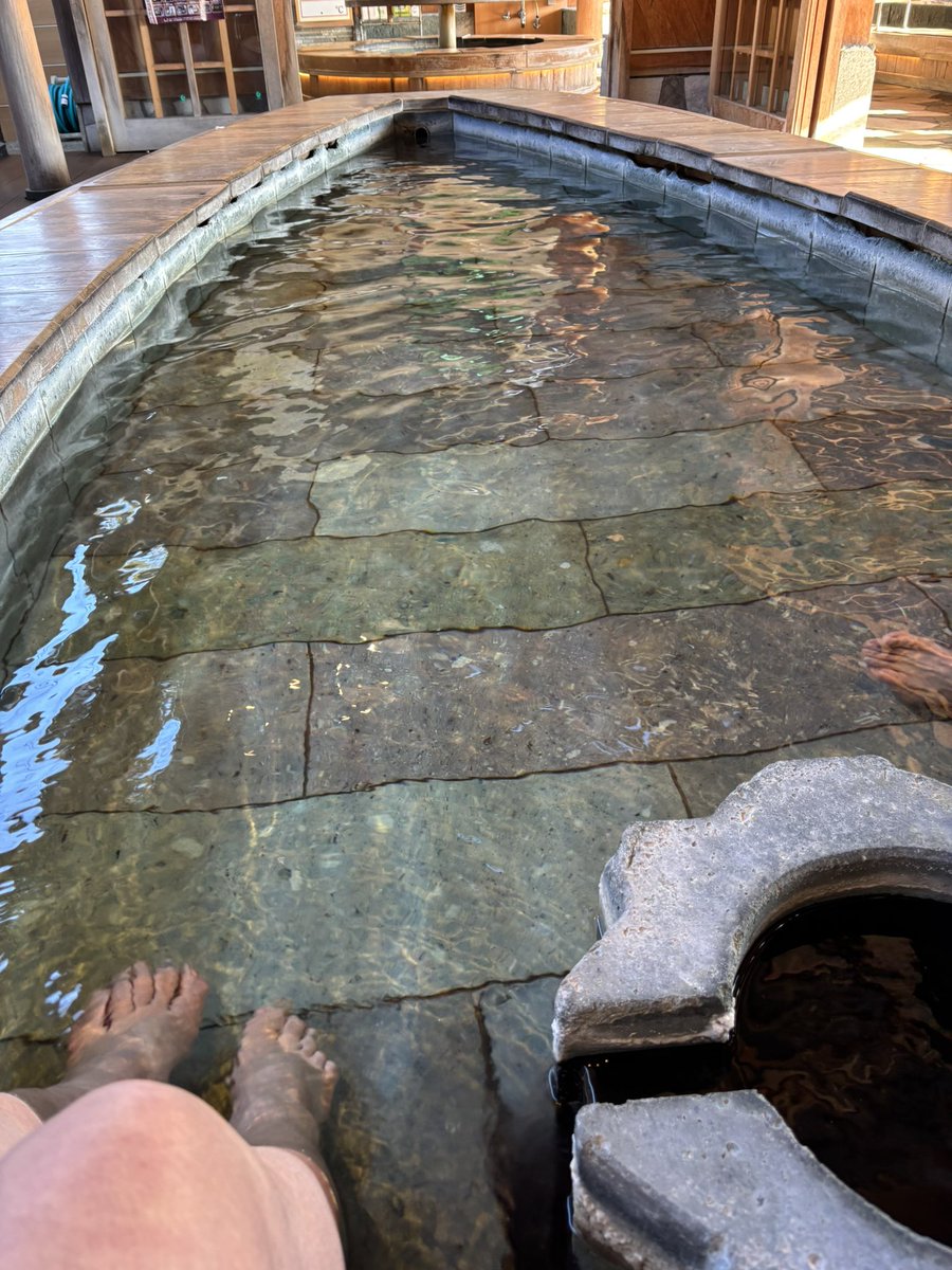 menchikan24's tweet photo. 先日のお休み
朝から足湯を楽しむ☺️
気持ちいい❤️
芦原温泉　夜はお食事も楽しめる。 https://t.co/0a2cXcyTID