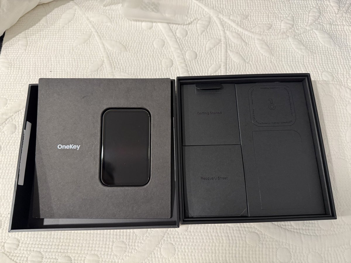 0xkeenz's tweet photo. 拿到 OneKey Pro 2了!这包装,这材质,这手感,不愧是硬件钱包界的 iPhone,太优雅了😭
#OneKey @OneKeyHQ @ohyishi https://t.co/8QfWdgnwSo