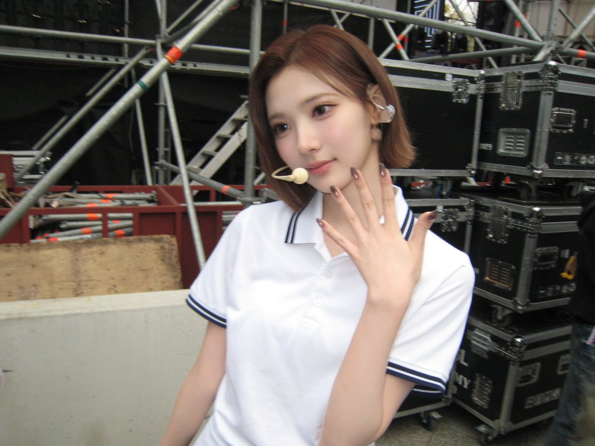 Byeo_ri2's tweet photo. 261016 하츠투하츠 인스타 #지우 https://t.co/U2i7j5F1Qw