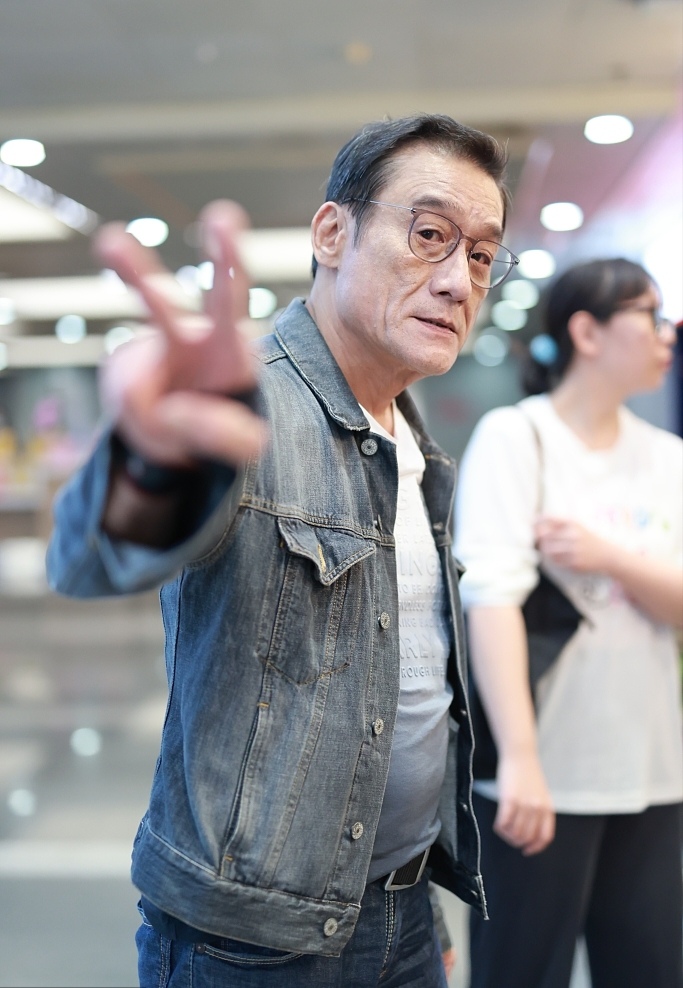dantana722's tweet photo. [Just met this super cool guy called Jacky, his stage name is Ji'ang, and his vibe is totally one-of-a-kind!]， https://t.co/FIamYrP5tU