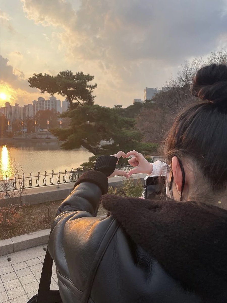 MAXjiwoo's tweet photo. 🎀. . .  ?  설마. .  . https://t.co/WpKzwQDIMF