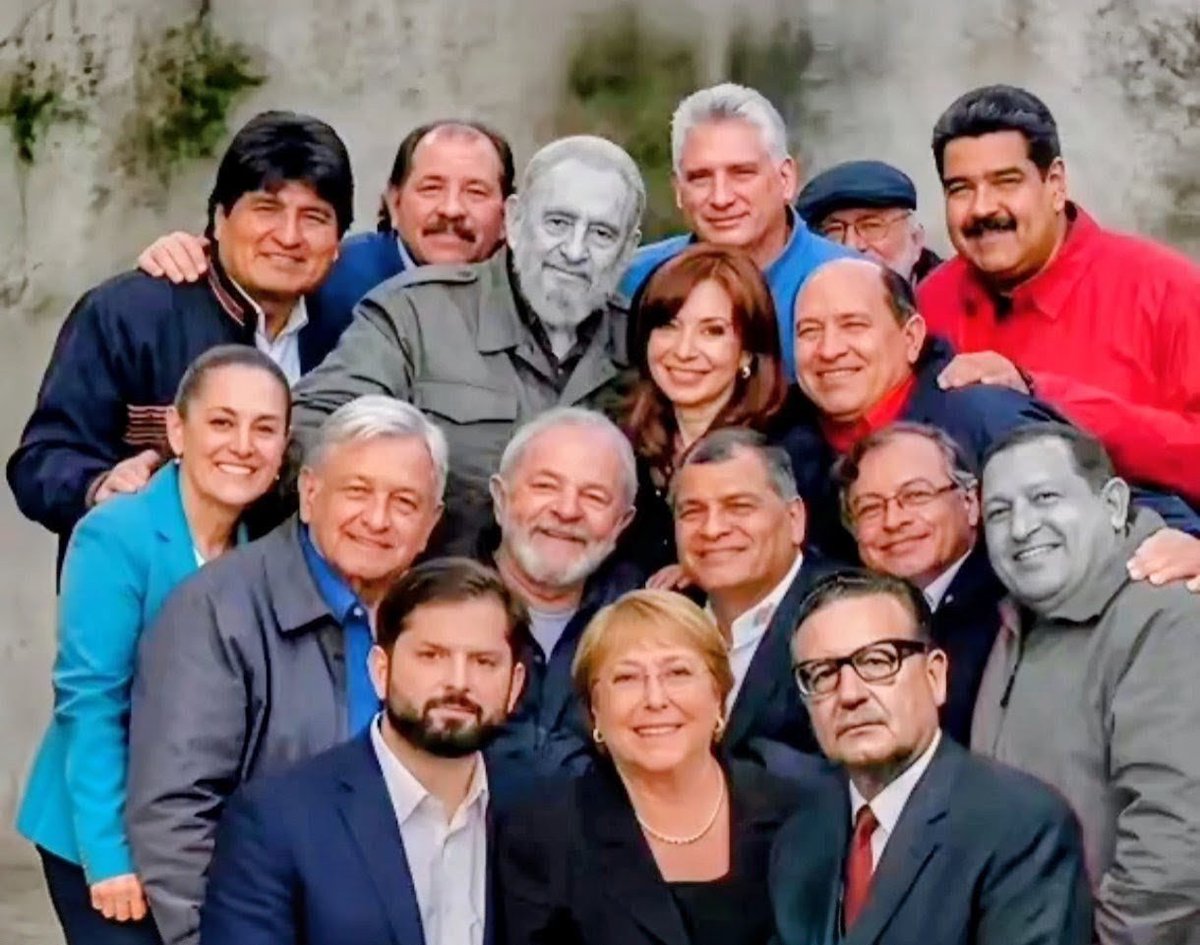 Naveganteciego's tweet photo. ¿Cuál disminuyó la pobreza del pueblo? https://t.co/0UfR42xO0Z