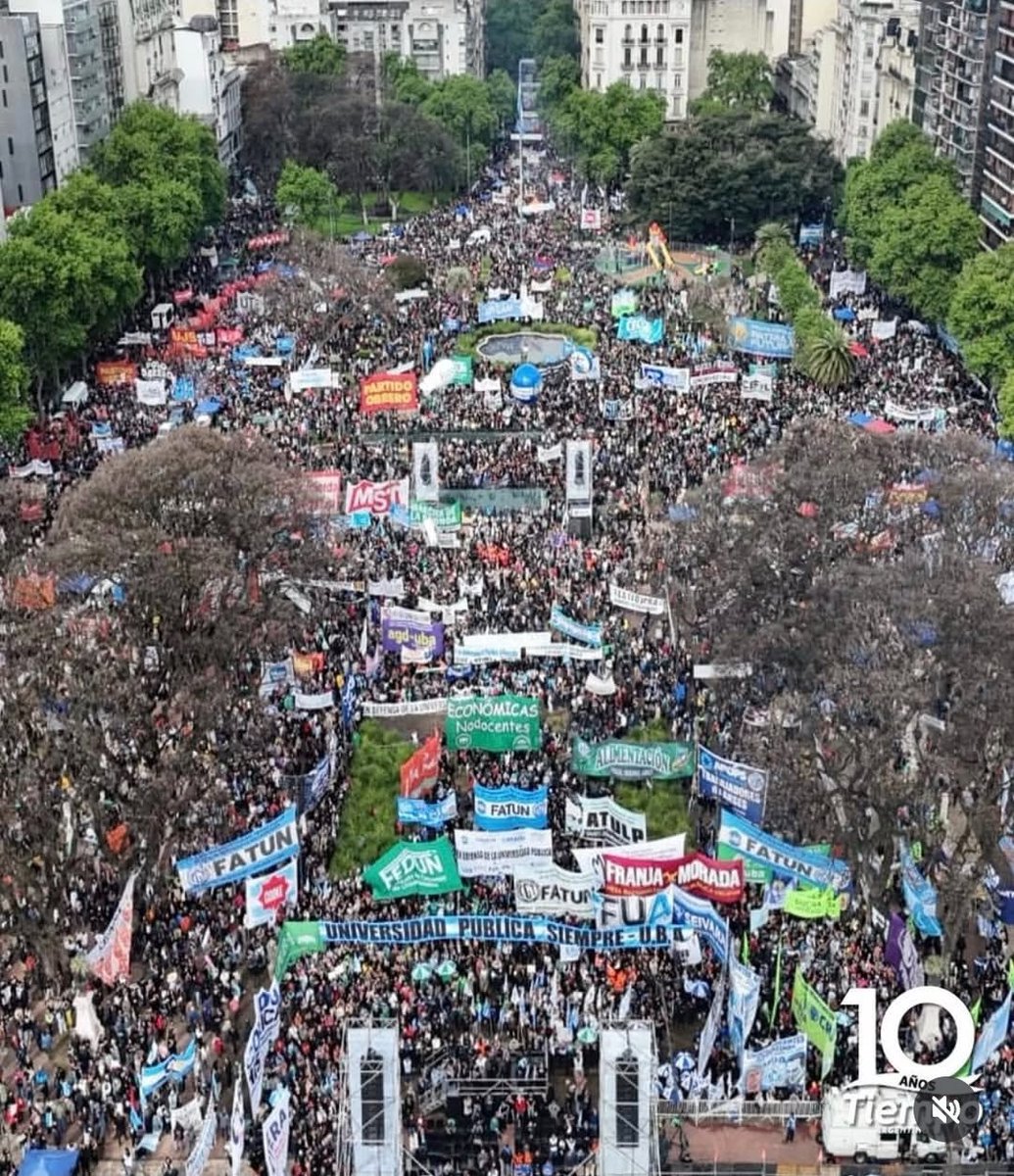 hernanpablo's tweet photo. Esta es la foto que se les olvidó a Clarín y La Nación. Que mostraron a 4 infiltrados haciendo bardo, hecho a propósito para esa foto.  
La marcha de ayer fue casi tan masiva como la de abril de 2024. Impresionante. En todo el país. Tienen que cumplir la ley. https://t.co/gHb1sK3MHL