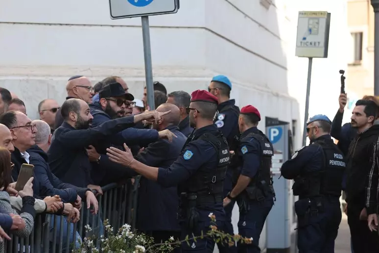 MacVicbotte's tweet photo. Il pres. @fadlunvictor  aveva chiesto all’#ANPI di non venire. 
Si sono presentati lo stesso. 
I parenti dei deportati hanno tutto il diritto di contestare chi oggi sta con chi augura la fine di #Israele. 
Il #16ottobre1943 non è una passerella: è il lutto degli #ebrei di #Roma. https://t.co/pyFTExgXQW