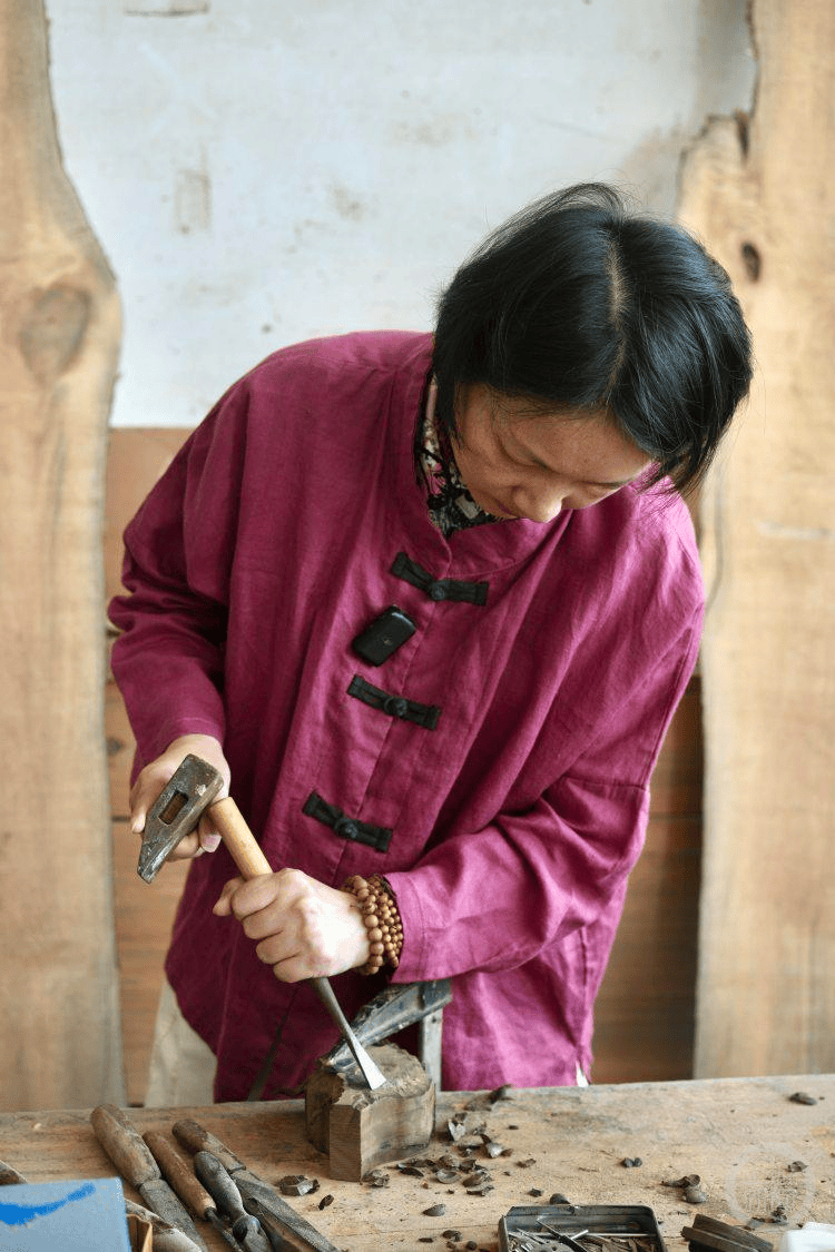 Piotr29122971's tweet photo. [Zhejiang's Yuhang district is home to Yehuiyun, a rising artisan who blends traditional and modern craft to make unique cultural works that win hearts worldwide]， https://t.co/Viqyp0ELMr
