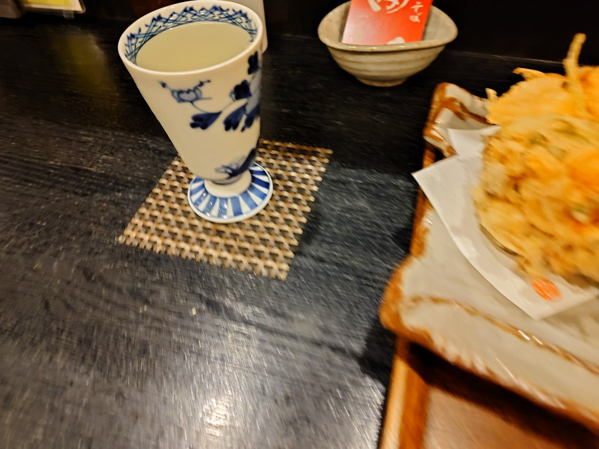 eri_0429's tweet photo. 抹茶塩でいただく大きなかき揚げ
(小海老、ホタテ、三つ葉、しめじ)が、サクサク！😌
お蕎麦は本当に細くて美味しい😍
もちろん、両方日本酒に合います
#江戸前手打そば一の梅
#一の梅 https://t.co/eh2CrSbujC