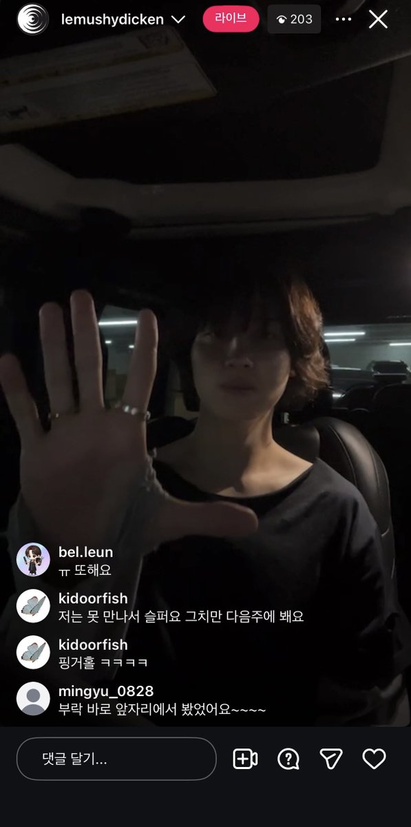 yoonghuh's tweet photo. 팬밋업 못 가서 표독해져 있었는데
라방켜주네 ㅠ  ㅠ ���지텐시 https://t.co/DBcEegWco6