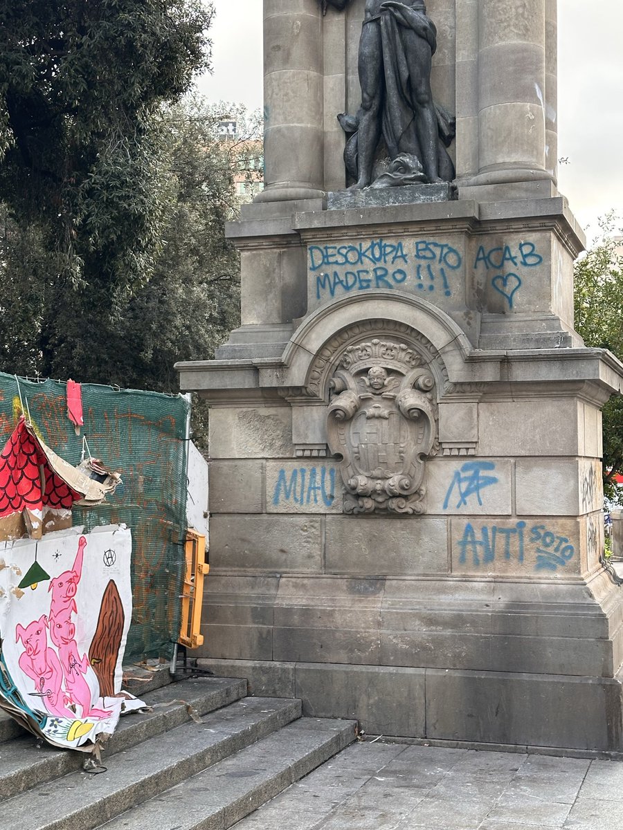 cnacasol's tweet photo. ‼️Manifestar-se és un dret. Embrutar i malmetre el patrimoni de tots, no.

Plaça de Catalunya #Barcelona
Imatges d’avui https://t.co/b03ADyZuyM