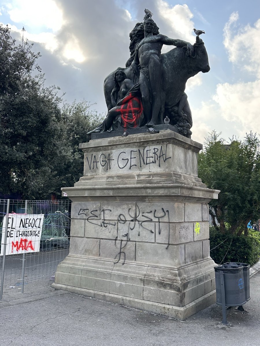 cnacasol's tweet photo. ‼️Manifestar-se és un dret. Embrutar i malmetre el patrimoni de tots, no.

Plaça de Catalunya #Barcelona
Imatges d’avui https://t.co/b03ADyZuyM