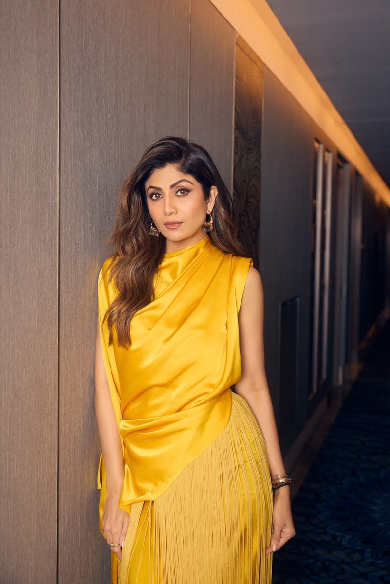 TheDailyJagran's tweet photo. #InPics | Shilpa Shetty is serving elegance and glamour in her latest post, and we simply can’t take our eyes off her! 😍✨ Her stunning look and effortless charm are winning hearts all over again. 💖

#ShilpaShetty #GlamourQueen #StyleGoals #BollywoodStyle #CelebrityFashion

[Shilpa Shetty, Latest Post, Stunning Look, Celebrity Style, Bollywood Actress, Glamorous Look, Fashion Goals, Entertainment News, The Daily Jagran]