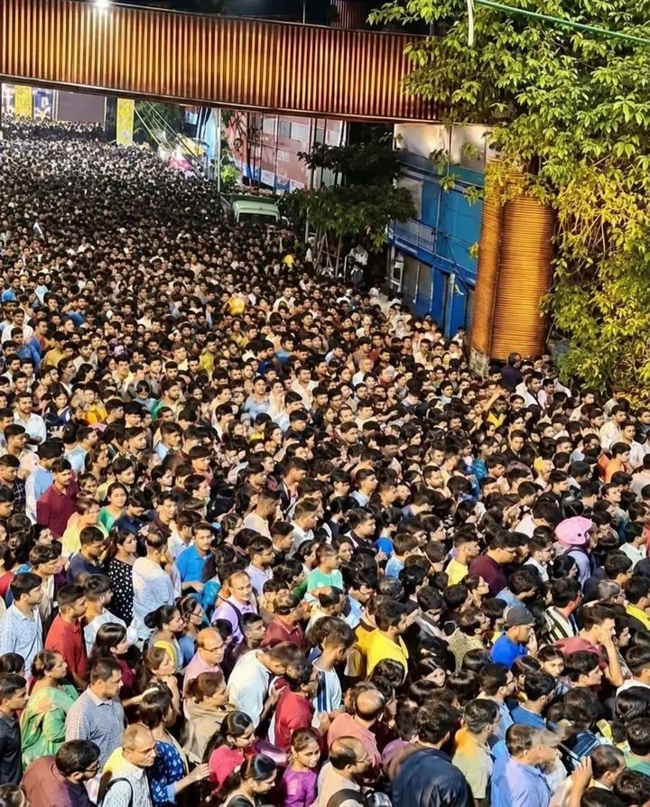 dg_riya's tweet photo. @NewsAlgebraIND Avg crowd in a normal durga puja pandal now on kolkata https://t.co/gAgkrPYPnD