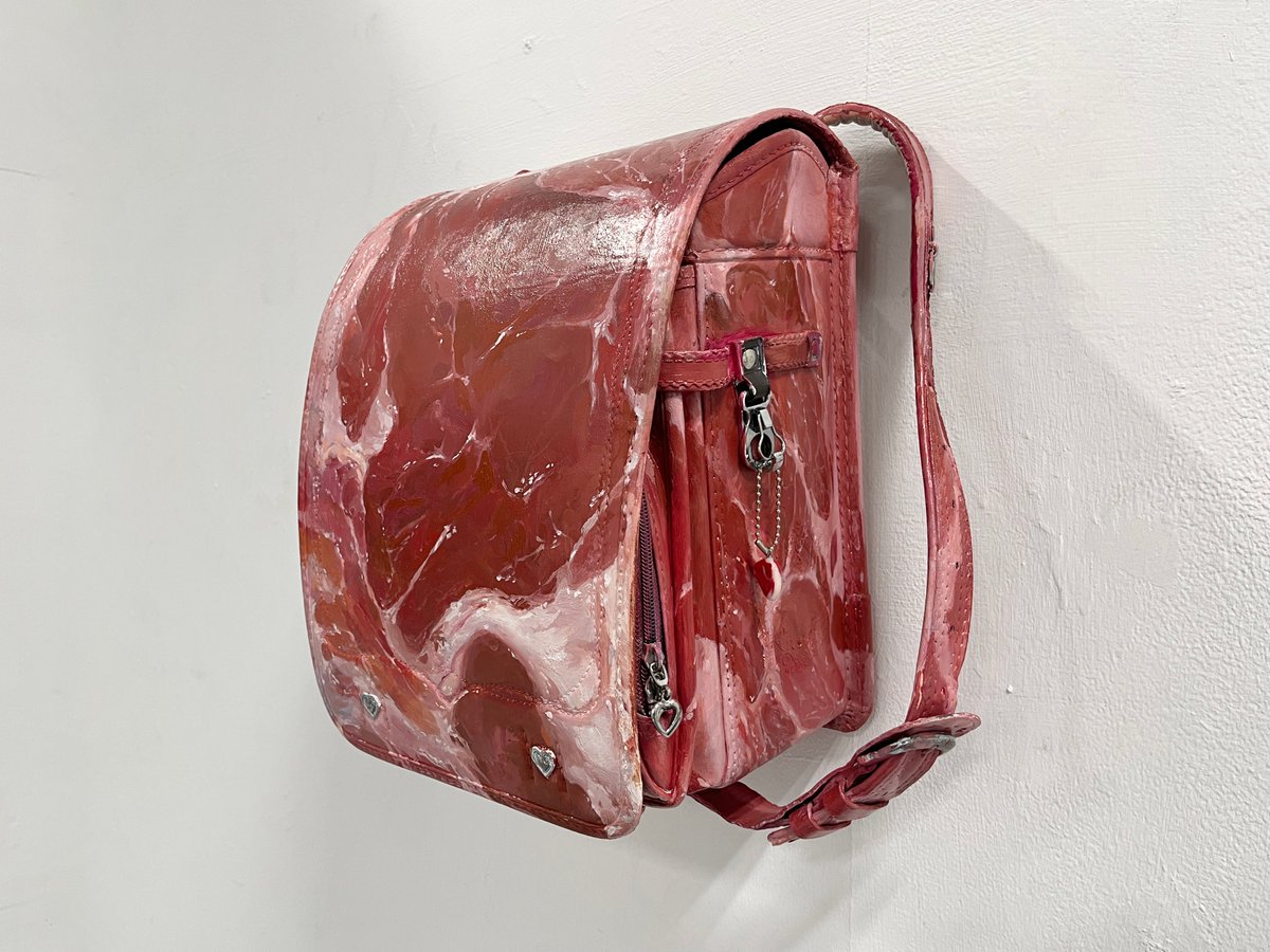 hamuzou's tweet photo. 東京造形大学2026年度CS祭で印象深かった作品。肉のランドセル。タキ。絵画専攻領域。 https://t.co/fNJVSq23z9