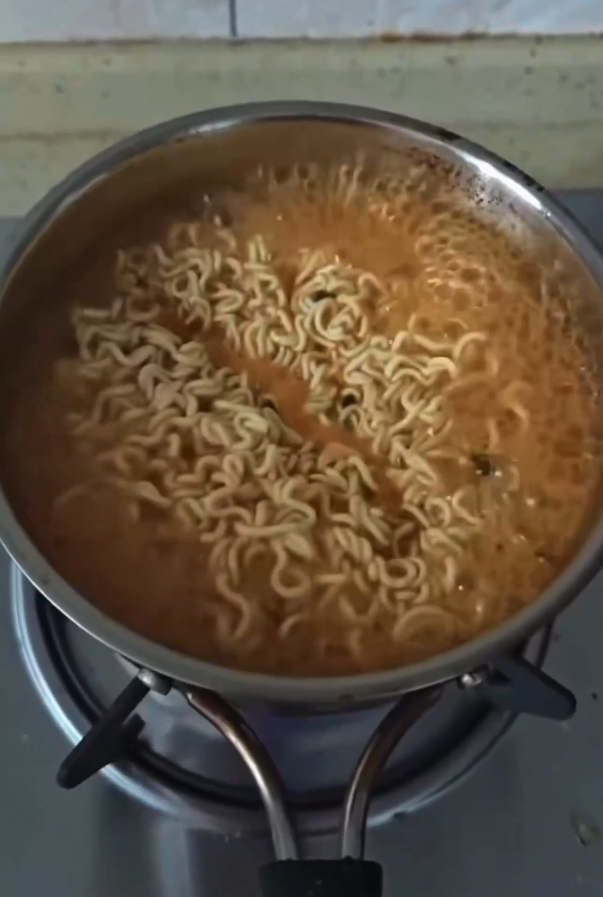 SmileMe01's tweet photo. ラーメン作ってたら
途中から麺の間に謎の物体浮いてきて普通に固まった、、、

最初は調味料の欠片かと思ってたんだけど
どう見ても違う気がする

これそのまま食べて大丈夫なやつ？ https://t.co/S6oVdwcvIa