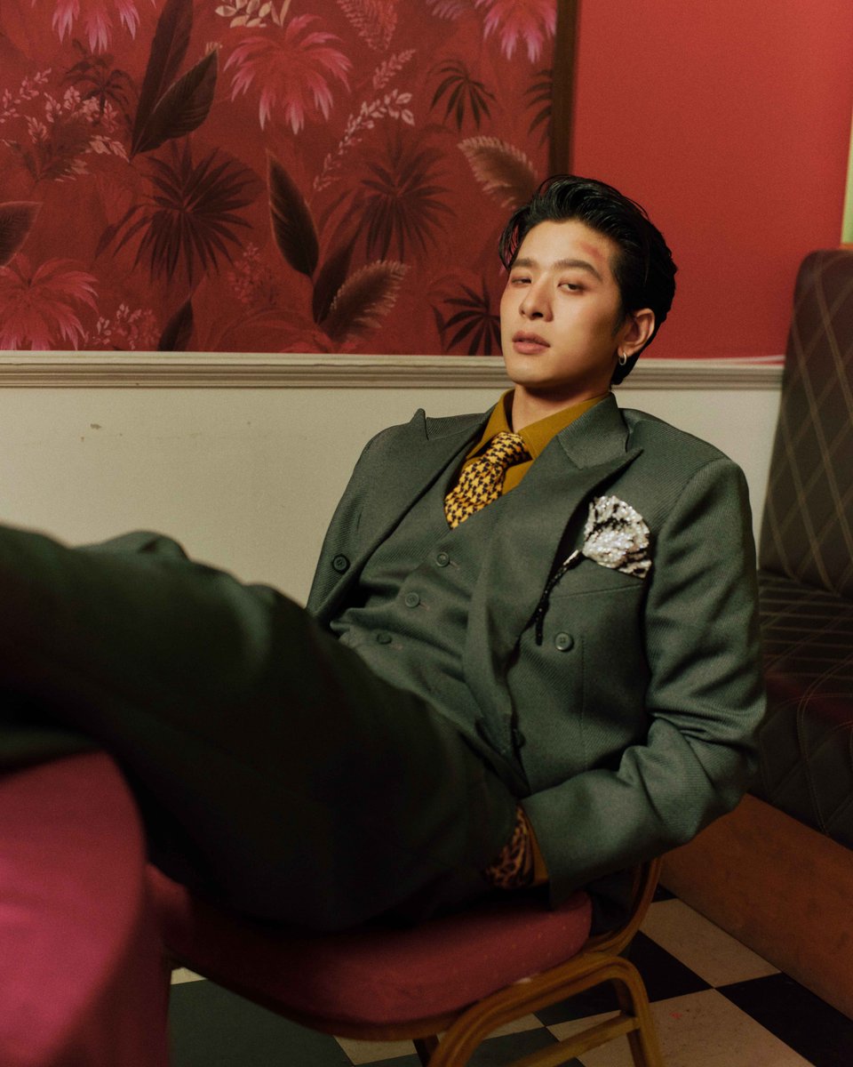 Hello_asian's tweet photo. SVRN ทำถึงอีกแล้ว! ร่วมงานโปรดิวเซอร์ระดับโลก ปล่อยซิงเกิลใหม��� “ONE THING I CAN’T LIVE WITHOUT  แฟนๆ ชม Performance จัดเต็มทุกครั้ง จนไม่รู้จะไปสุดตรงไหน!

       กลับมาพร้อมผลงานที่ทำให้แฟน ๆ ต้องพูดถึงอีกครั้งสำหรับ SVRN (ซอฟเวอเรน) ศิลปินจากค่าย GLIIDE กับซิงเกิลใหม่ “ONE THING I CAN’T LIVE WITHOUT” ที่ปล่อยมิว���ิกวิดีโอออกมาให้ชมกันแล้ว พร้อมเสียงชื่นชมทั้งความเท่ของเพลง ท่าเต้นที่มีสไตล์ และ Performance ของ SVRN ที่พัฒนาขึ้นอย่างต่อเนื่องในทุกผลงาน จนแฟน ๆ ต่างจับตามองว่าครั้งต่อไปจะมีอะไรใหม่ ๆ มาให้เซอร์ไพรส์อีก

       เพลงนี้มาในแนว Contemporary Pop ผสมกลิ่นอาย Disco & R&B ที่มีจังหวะสนุกชวนขยับ โดยเริ่มต้นจาก Song Camp ที่ SVRN ได้ร่วมสร้างสรรค์ผลงานกับ Josh Cumbee โปรดิวเซอร์ผู้อยู่เบื้องหลังผลงานของศิ���ปินระดับโลก อาทิ TAEYEON, aespa, NCT, New Jeans, Sabrina Carpenter และ Chris Brown ร่วมด้วย Gaston Pong นักร้อง นักแต่งเพลง และโปรดิวเซอร์ชาวมาเลเซีย และ แก๊ก มุขเอก ในฐานะ Executive Producer ที่ร่วมกันพัฒนารายละเอียดของเพลง ตั้งแต่การออกแบบซาวด์ไปจนถึงการใช้ Sampling ผสมผสานแรงบันดาลใจจาก Pop ยุค 80s–90s จนเกิดเป็นเพลงที่มีสีสันและคาแรกเตอร์เฉพาะตัว

      ด้านมิวสิกวิดีโอมาในรูปแบบ Dance Performance VDO ที่โดดเด่นด้วยงานภาพและการจัดองค์ประกอบที่มีสไตล์ เสริมความแข็งแรงให้กับ Performance ด้วยท่าเต้นจากทีม Harlemshake ร่วมกับ KAITA FROM JAM REPUBLIC AGENCY & RHT. จากประเทศญี่ปุ่น ขณะที่งานภาพได้ จีน คำข��ัญ ผู้กำกับชาวไทย มาร่วมออกแบบและถ่ายทอดวิชวลของเพลงผ่านการจัดวางองค์ประกอบภาพ เซต และบรรยากาศที่มีสไตล์ร่วมสมัย ช่วยสร้างภาพจำให้กับเพลงและเสริมให้การเต้นโดดเด่นยิ่งขึ้น สะท้อนการทำงานร่วมกันของทีมสร้างสรรค์ที่ช่วย���ติมเต็มผลงานทั้งด้านดนตรี การแสดง และภาพได้อย่างลงตัว

      ยิ่งปล่อยผลงานก็ยิ่งเห็นพัฒนาการของ SVRN ทั้งด้านดนตรี การเต้น และการแสดง ใครที่อยากติดตามอีกหนึ่งก้าวของศิลปินที่ไม่หยุดพัฒนาตัวเอง สามารถรับชมมิวสิกวิดีโอ “ONE THING I CAN’T LIVE WITHOUT” ได้แล้วทาง YouTube: https://t.co/M2WZiRwCMi  และฟังเพลงได้ทุกช่องทาง Music Streaming: https://t.co/VYqF7F9kZy

#ONETHINGbySVRN
#SVRN #SOVEREIGN
#GLIIDE