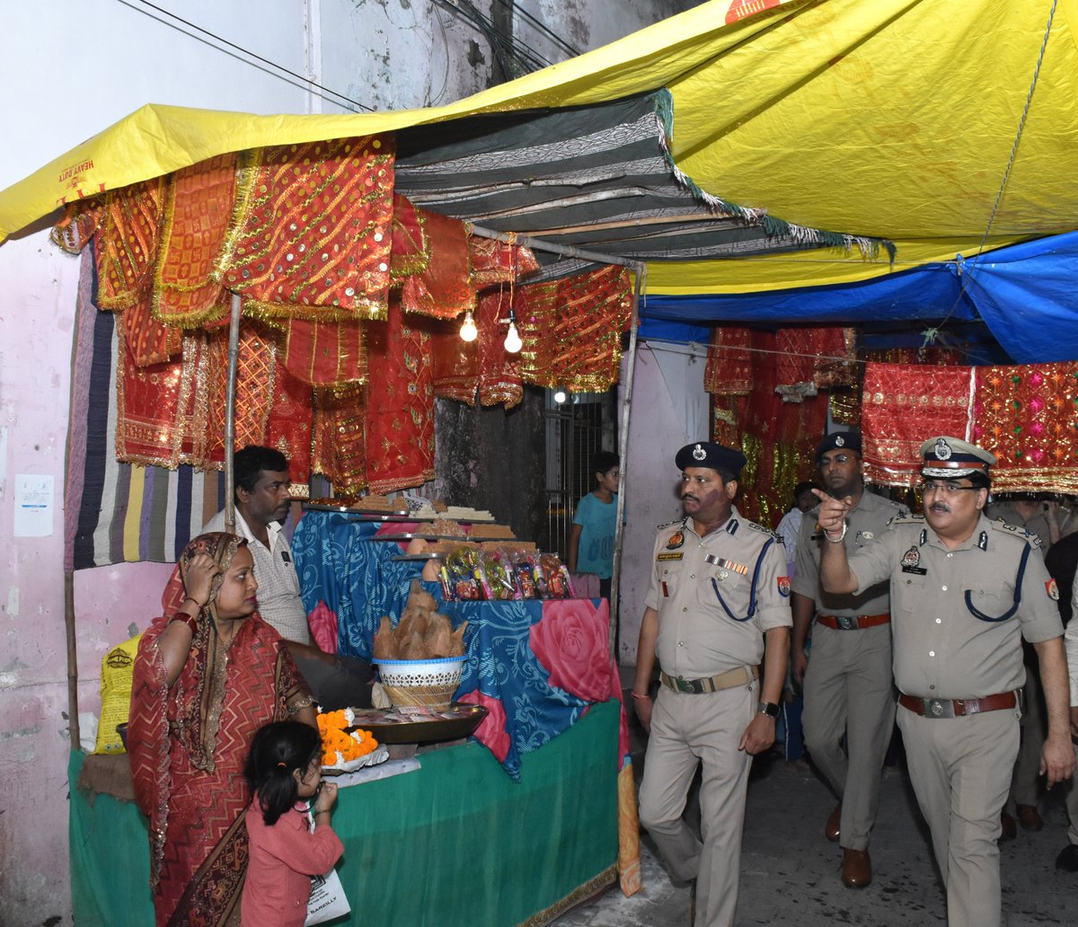 adgzonebareilly's tweet photo. 16 अक्टूबर, 2026
बरेली।

आगामी त्यौहारों के दृष्टिगत जनपद में कानून-व्यवस्था एवं शांति व्यवस्था बनाए रखने तथा आमजन में सुरक्षा की भावना सुदृढ़ करने हेतु अपर पुलिस महानिदेशक, बरेली जोन, श्री रमित शर्मा द्वारा पुलिस उपमहानिरीक्षक, बरेली परिक्षेत्र, श्री अजय कुमार साहनी, वरिष्ठ पुलिस अधीक्षक, जनपद बरेली, श्री अनुराग आर्य, पुलिस अधीक्षक नगर, श्री चिराग जैन एवं स्थानीय पुलिस बल के साथ थाना कोतवाली एवं किला क्षेत्रांतर्गत प्रमुख बाजारों एवं भीड़भाड़ वाले स्थानों पर पैदल गश्त की गई। 

शारदीय नवरात्रि के अवसर पर साहूकारा स्थित, श्री नवदुर्गा मंदिर का स्थलीय निरीक्षण कर सुरक्षा एवं अन्य व्यवस्थाओं का जायजा लिया गया तथा श्रद्धालुओं से संवाद किया गया। प्रभावी पुलिस प्रबन्धन, सतर्क निगरानी एवं सुदृढ़ सुरक्षा व्यवस्था सुनिश्चित करने हेतु सम्बन्धित अधिकारियों को आवश्यक दिशा-निर्देश दिए गए।