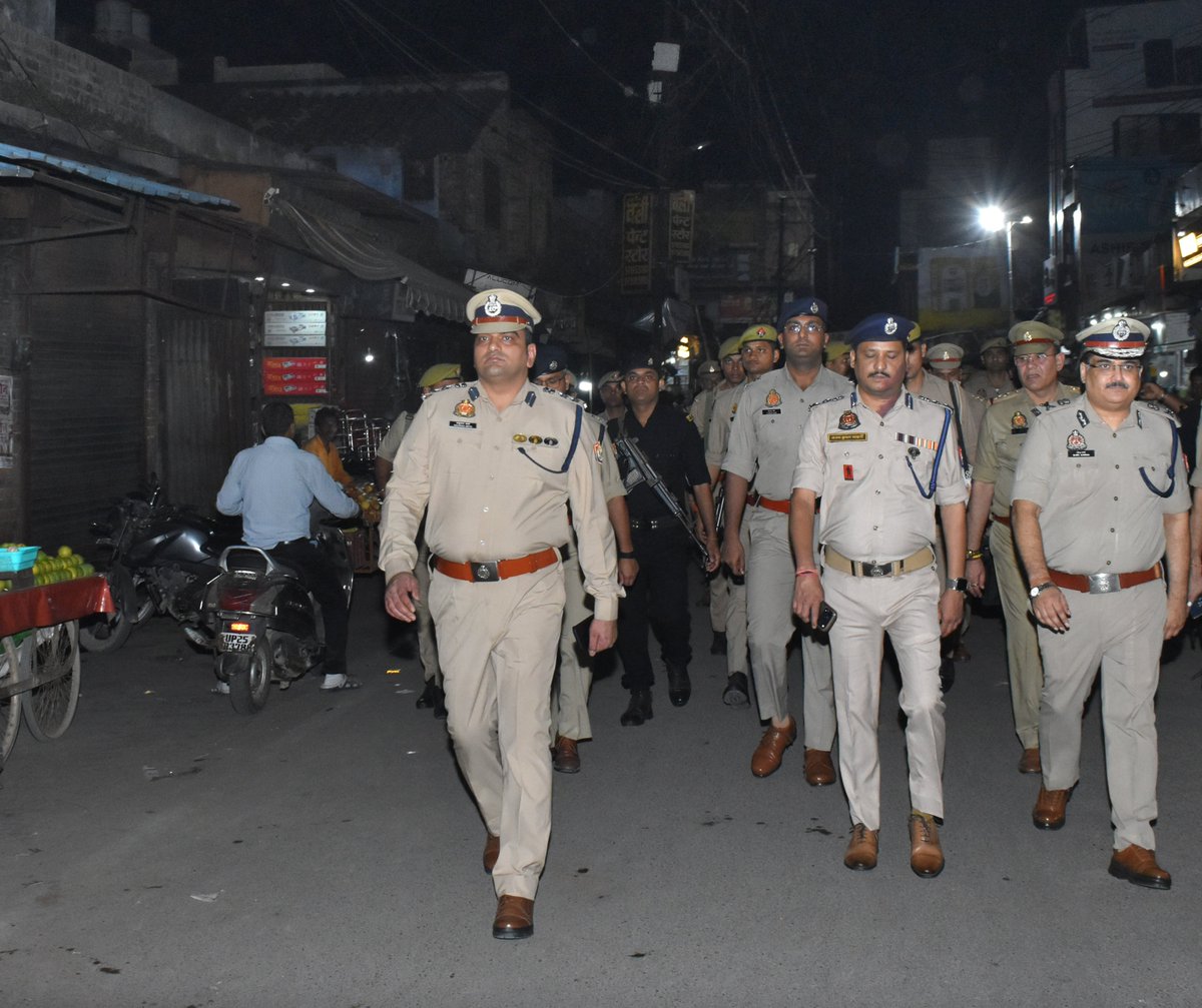 adgzonebareilly's tweet photo. 16 अक्टूबर, 2026
बरेली।

आगामी त्यौहारों के दृष्टिगत जनपद में कानून-व्यवस्था एवं शांति व्यवस्था बनाए रखने तथा आमजन में सुरक्षा की भावना सुदृढ़ करने हेतु अपर पुलिस महानिदेशक, बरेली जोन, श्री रमित शर्मा द्वारा पुलिस उपमहानिरीक्षक, बरेली परिक्षेत्र, श्री अजय कुमार साहनी, वरिष्ठ पुलिस अधीक्षक, जनपद बरेली, श्री अनुराग आर्य, पुलिस अधीक्षक नगर, श्री चिराग जैन एवं स्थानीय पुलिस बल के साथ थाना कोतवाली एवं किला क्षेत्रांतर्गत प्रमुख बाजारों एवं भीड़भाड़ वाले स्थानों पर पैदल गश्त की गई। 

शारदीय नवरात्रि के अवसर पर साहूकारा स्थित, श्री नवदुर्गा मंदिर का स्थलीय निरीक्षण कर सुरक्षा एवं अन्य व्यवस्थाओं का जायजा लिया गया तथा श्रद्धालुओं से संवाद किया गया। प्रभावी पुलिस प्रबन्धन, सतर्क निगरानी एवं सुदृढ़ सुरक्षा व्यवस्था सुनिश्चित करने हेतु सम्बन्धित अधिकारियों को आवश्यक दिशा-निर्देश दिए गए।
