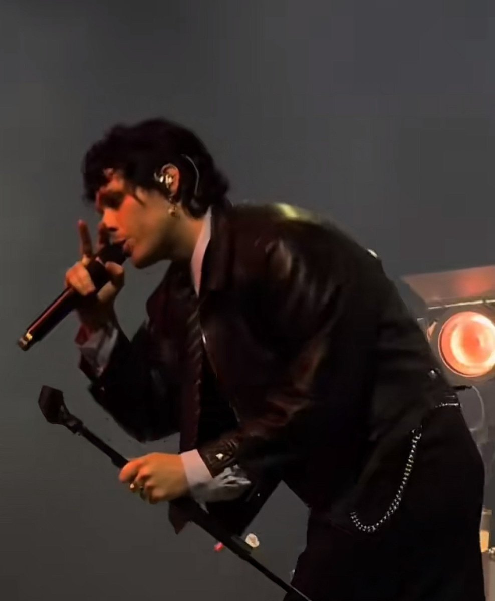 httpslukeh's tweet photo. whatever you do, do not think of lukes fingers when he sings "sex and a smoke" https://t.co/0RICS0nuuH