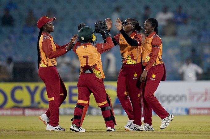 MASSIVE UPSET ON THE CARDS 😳 India are reduced to 19/4 by Zimbabwe in the run chase of 115 in Raipur in the opening T20I of the series.