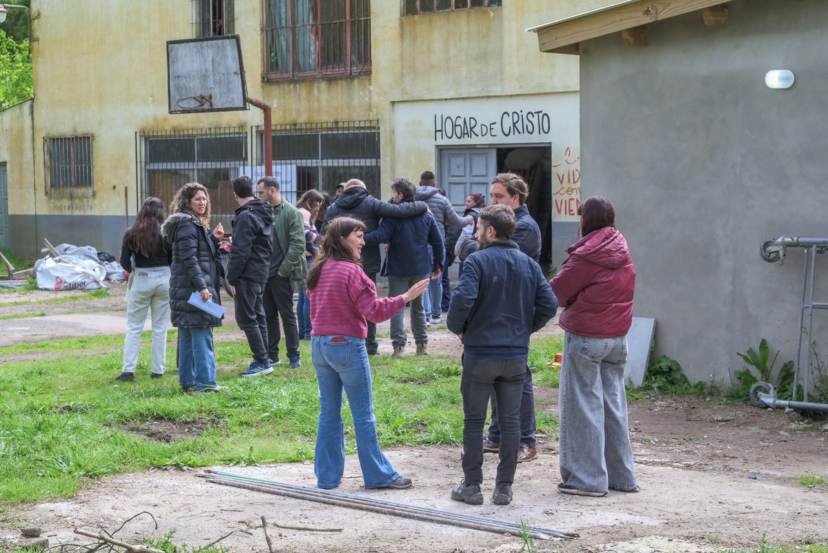 OpisuPba's tweet photo. 👷Firmamos un convenio para finalizar la obra de la Casa de Abrigo y mejorar el SUM del barrio Santa Rosa en #MarDelPlata. Allí, el Hogar de Cristo acompaña a mujeres en situación de vulnerabilidad con propuestas de formación laboral que favorecen la inclusión y la autonomía. https://t.co/ZD99EKif5J
