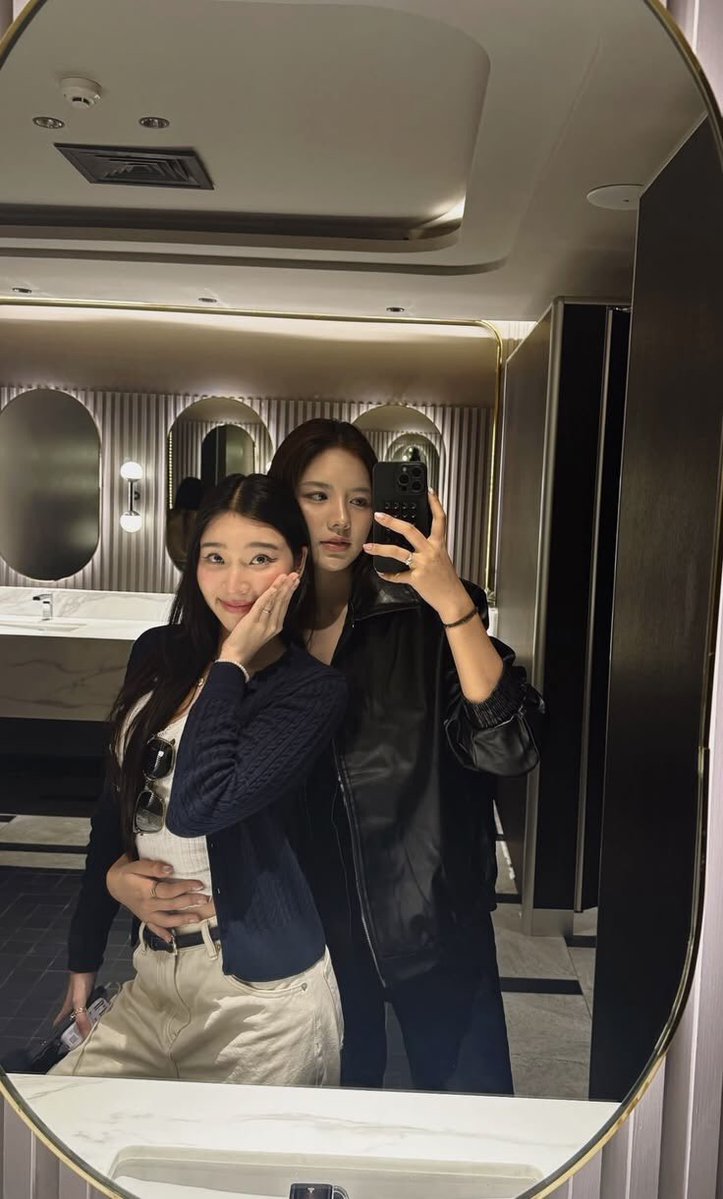 bloomingtimess's tweet photo. mirror selfie
#mieaya https://t.co/flUMtQONG5