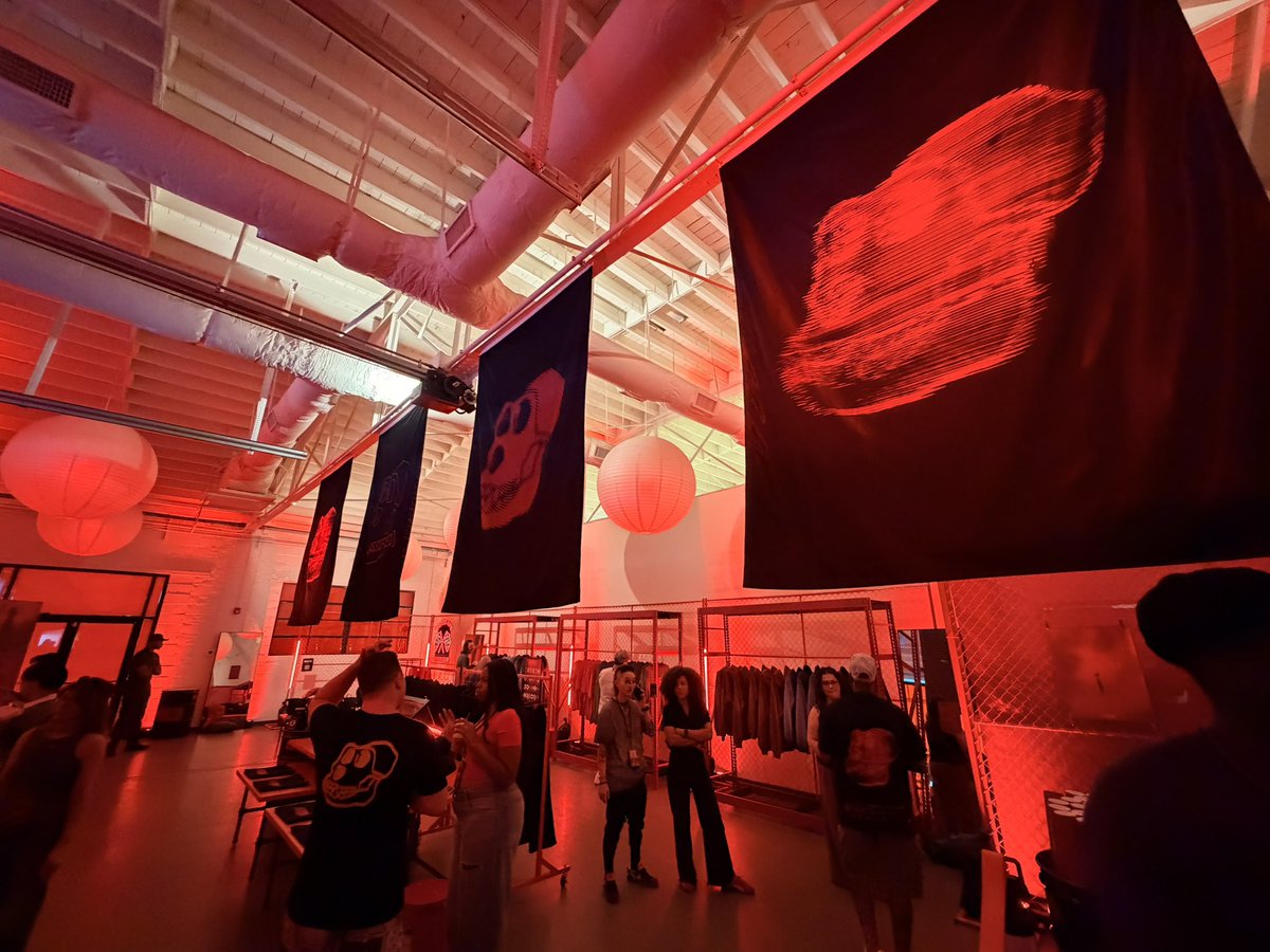 0xdort's tweet photo. Smooth process grabbing my @BoredApeYC wristband at the most insane pop up I’ve seen yet from the club. Weekend already legendary. 

cc: @apecoin https://t.co/00sce0vQzJ