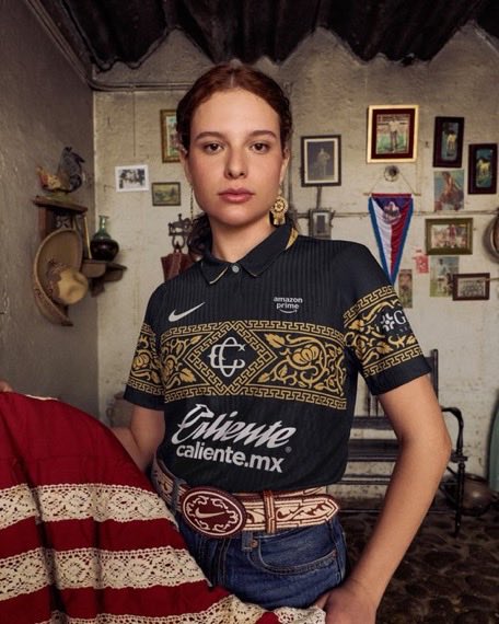 SebastianRamosH's tweet photo. Esta será la nueva equipacion de Chivas inspirada en la charreria. 

Recupera el emblema de 1908 con las letras C y G entrelazadas

Se llama Herencia Sagrada y celebra las raíces mexicanas del club. https://t.co/4WOojbUtRA