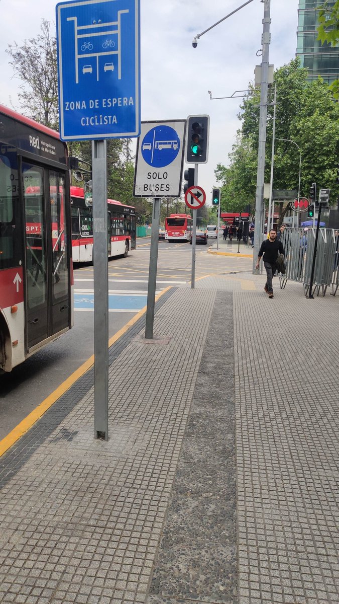 leovalbadher's tweet photo. @Red_Movilidad Pasó por segunda fila https://t.co/d3Q8YBATSn