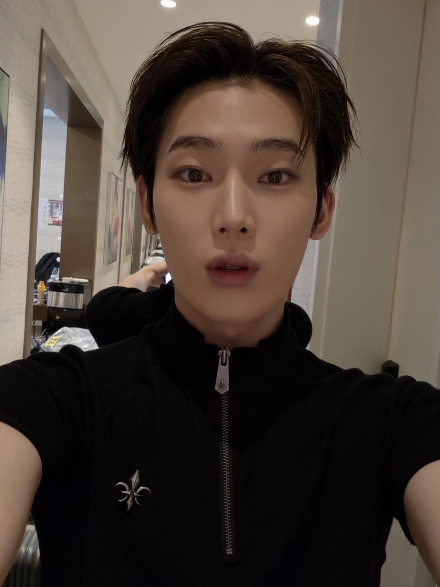 ftalsunoos's tweet photo. OH MY GOD THIS SUNOO SELCA?????? HE IS INSANE https://t.co/nYTA4N98mE