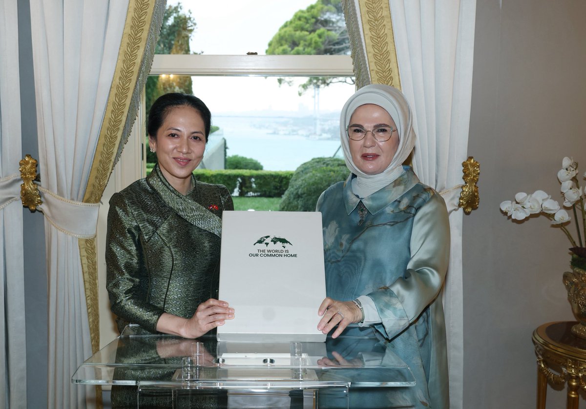 EmineErdogan's tweet photo. Kamboçya Krallığı Başbakanı’nın kıymetli eşi Pich Chanmony Hanımefendi ile İstanbul’da bir araya gelmekten mutluluk duydum.

Bu özel buluşma vesilesiyle Küresel Sıfır Atık İyi Niyet Beyanı’nı imzalayarak gelecek kuşaklara karşı ortak sorumluluğumuza verdiği anlamlı destek için Sayın Chanmony’e şükranlarımı sunuyorum.