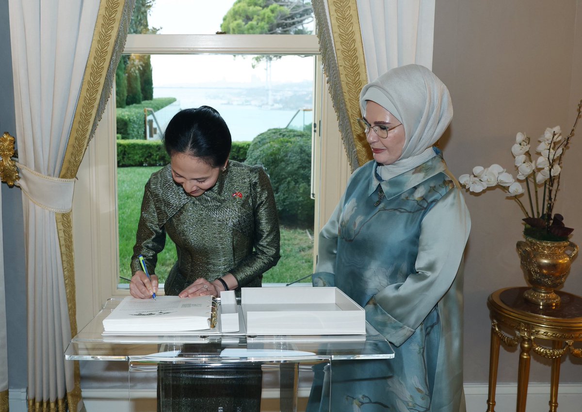 EmineErdogan's tweet photo. Kamboçya Krallığı Başbakanı’nın kıymetli eşi Pich Chanmony Hanımefendi ile İstanbul’da bir araya gelmekten mutluluk duydum.

Bu özel buluşma vesilesiyle Küresel Sıfır Atık İyi Niyet Beyanı’nı imzalayarak gelecek kuşaklara karşı ortak sorumluluğumuza verdiği anlamlı destek için Sayın Chanmony’e şükranlarımı sunuyorum.